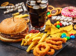 Thoái hóa khớp nên kiêng gì? 5 thực phẩm càng ăn càng hại