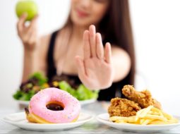 Viêm khớp gối kiêng ăn gì để không “gậy gộc” vào thân?