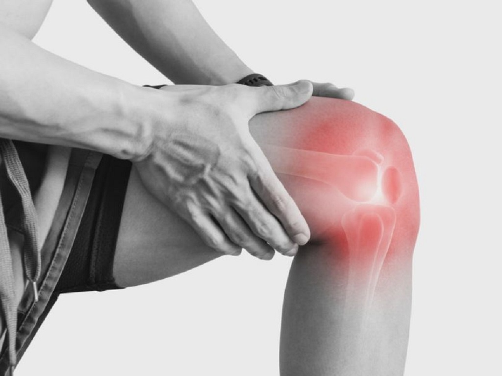 Đau nhức khớp gối khi đi lại: Đừng để đôi chân rệu rã vì thấu cốt phong