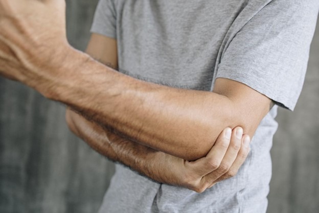 Nam giới đau nhức tay: Coi chừng khí huyết ứ trệ, kinh lạc bất thông