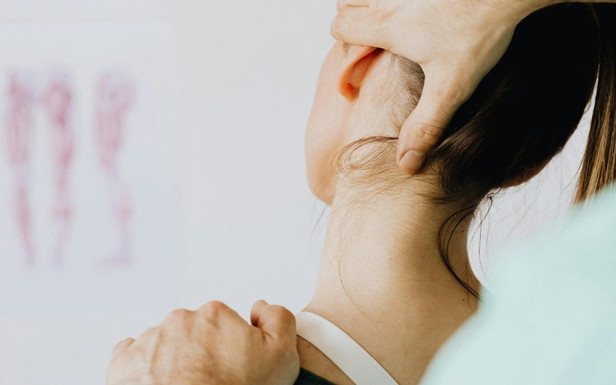 Khớp cổ kêu rắc rắc và đau nhức: Coi chừng thoái hóa sớm ở tuổi thiếu niên