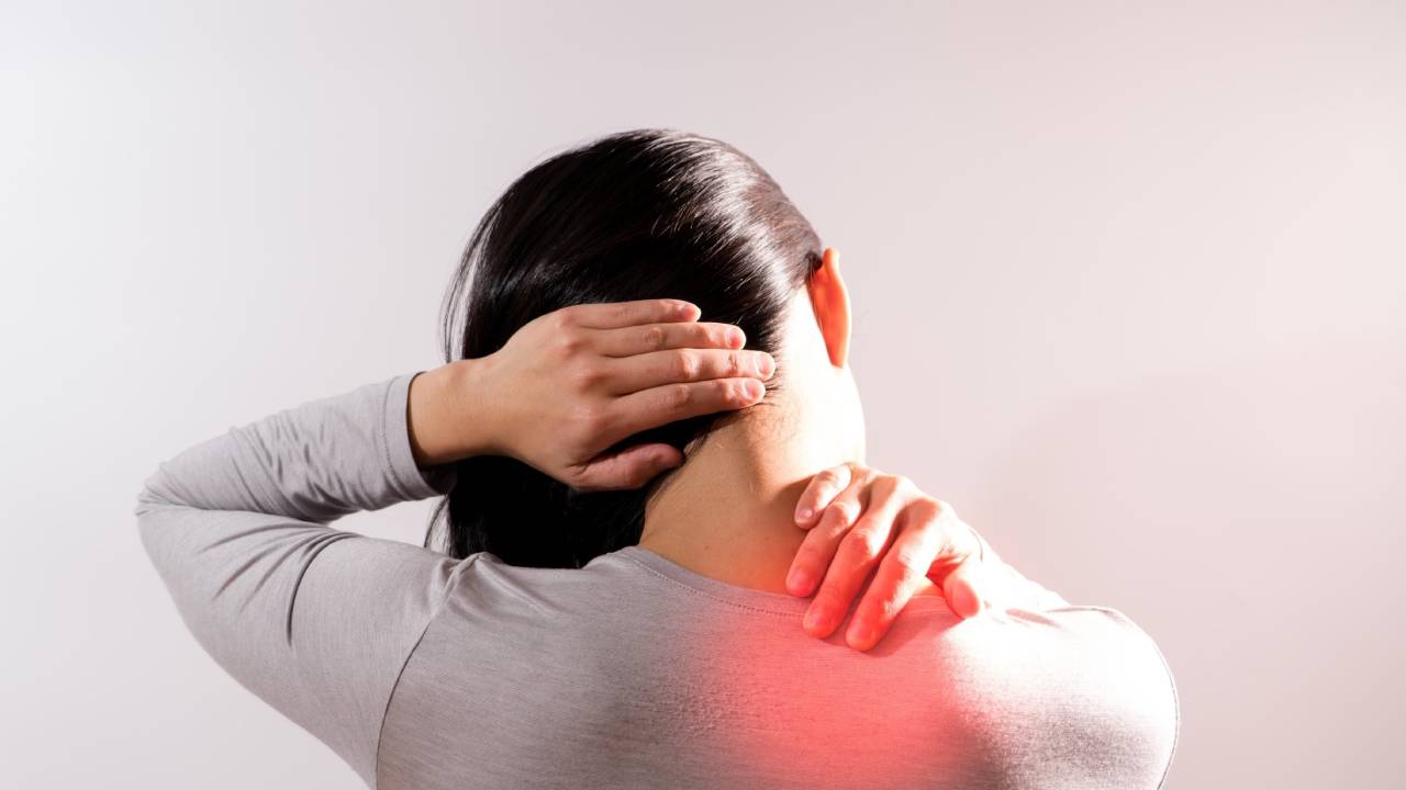 Đau vai gáy tái phát: Trị cái ngọn không xong, phải tìm tận gốc mà chữa