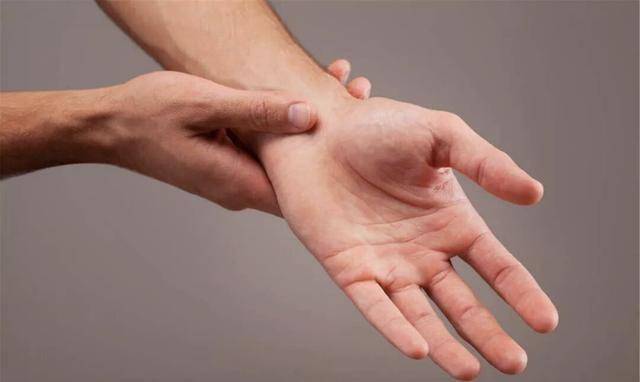 Cách chữa chuột rút tay tại nhà an toàn và hiệu quả theo y lý Nam y