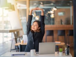 4 bài tập dưỡng thân thông kinh hoạt lạc giảm đau lưng văn phòng