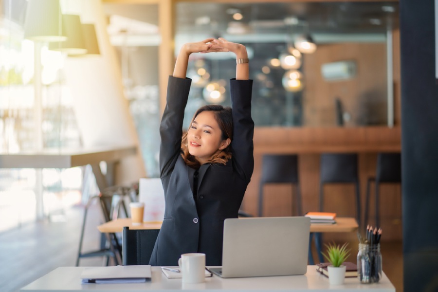 4 bài tập dưỡng thân thông kinh hoạt lạc giảm đau lưng văn phòng