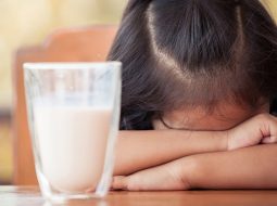 Bé bị viêm đường ruột có được uống sữa không? Lời khuyên từ Lão Tuấn