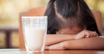 Bé bị viêm đường ruột có được uống sữa không? Lời khuyên từ Lão Tuấn