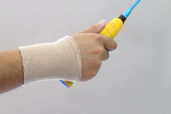 Đau cổ tay khi chơi cầu lông: Đừng để đam mê làm khổ thân mình