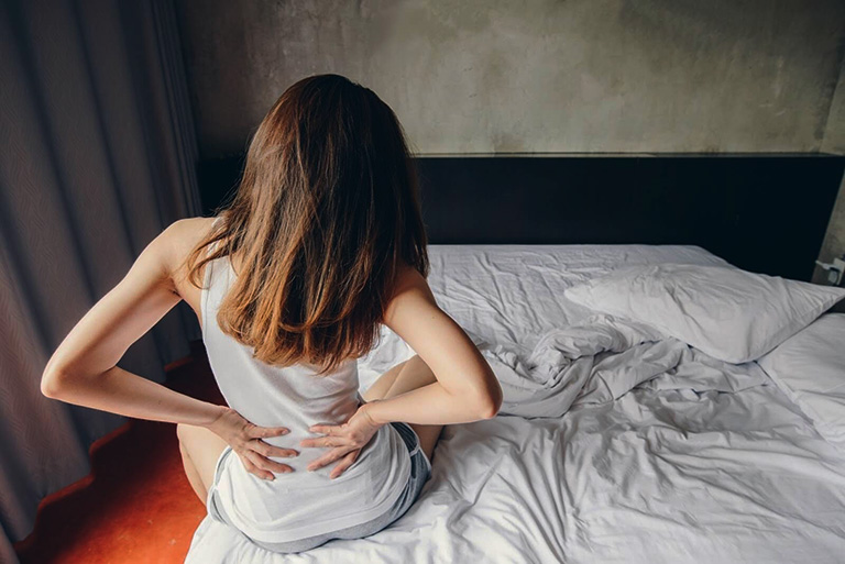 Đau mỏi lưng eo về đêm: Cảnh báo chính khí suy hao, kinh lạc bế tắc