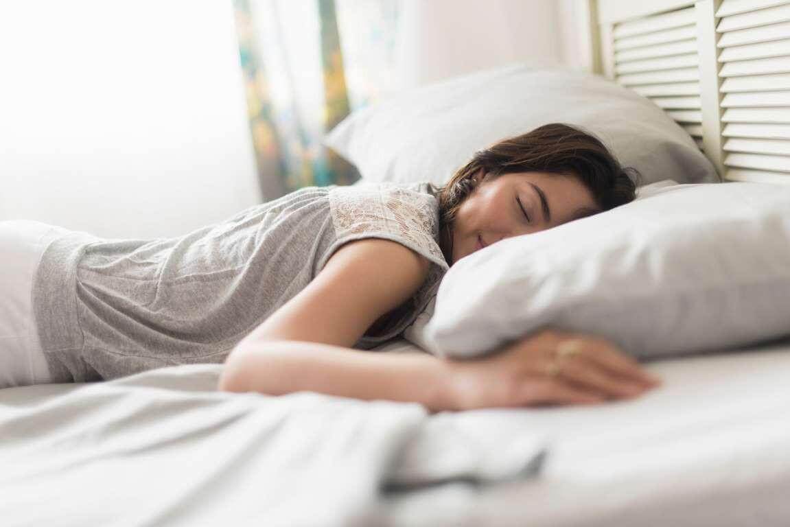 Tư thế nằm sấp ảnh hưởng đến ruột: Bà con chớ nên coi thường