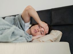 Khó ngủ đau đầu kéo dài: Coi chừng đột quỵ ghé thăm người trẻ