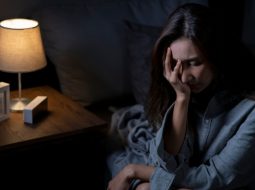 Mất ngủ tuổi 50: Cách trị từ gốc giúp bà con ngủ ngon, an yên