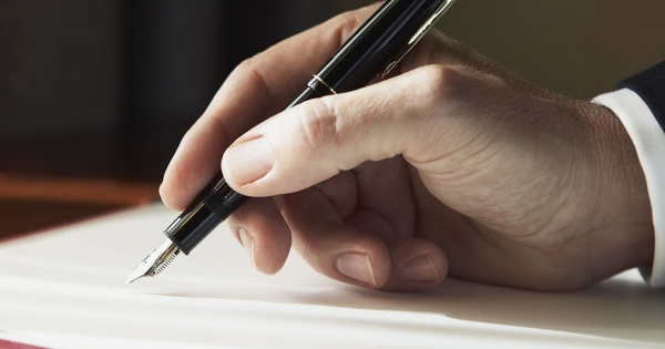 Cổ tay cứng khi cầm bút: Đừng chủ quan với dấu hiệu của bệnh bao gân