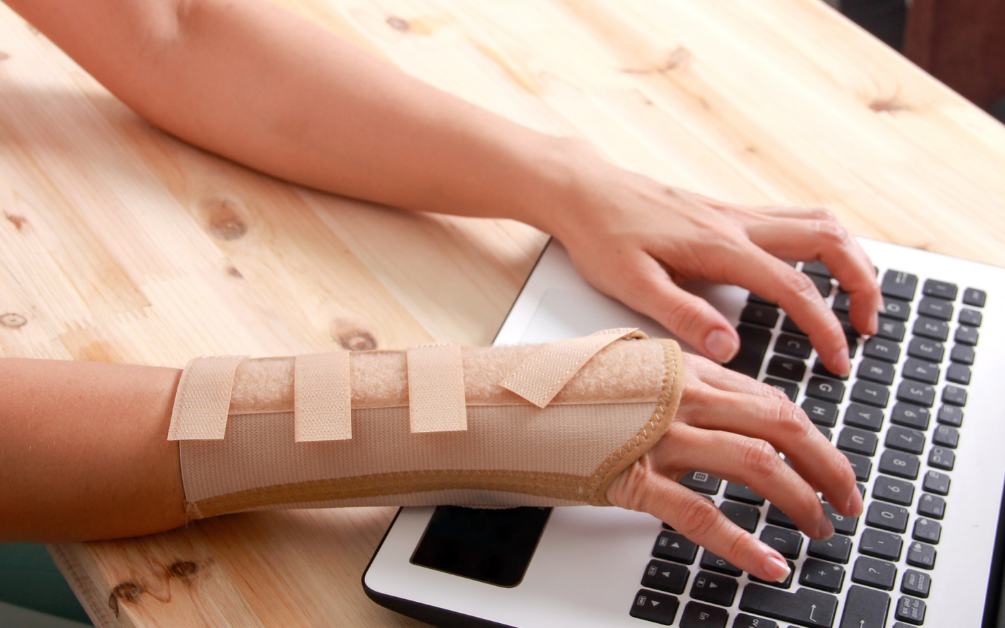 Tê bì bàn tay ở dân văn phòng: Đừng chủ quan với "Hội chứng ống cổ tay"