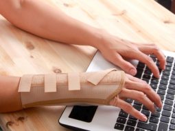 Tê bì bàn tay ở dân văn phòng: Đừng chủ quan với "Hội chứng ống cổ tay"