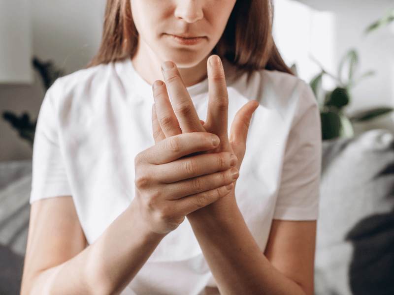 Tê bì ngón tay sau chấn thương: Coi chừng di chứng và cách khắc phục