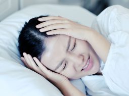 Thiếu ngủ đau đầu: Coi chừng vòng lẩn quẩn nguy hại sức khỏe