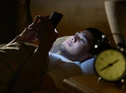 Thức khuya có bị yếu sinh lý không? Lời cảnh tỉnh cho anh em