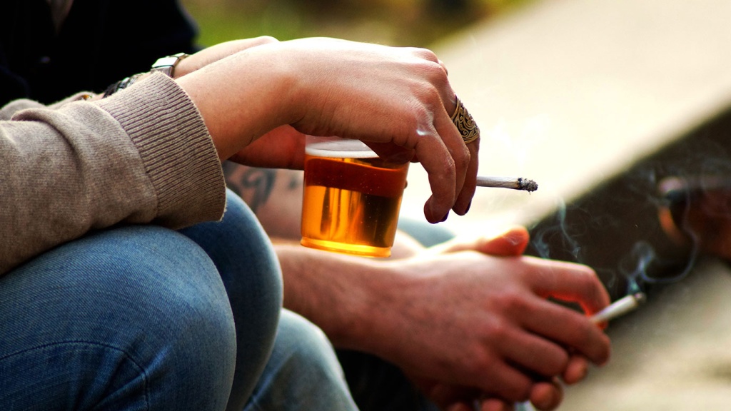 Rượu bia thuốc lá có ảnh hưởng đến tinh trùng? Lời cảnh báo từ Lão Tuấn