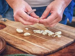 Yếu sinh lý ăn tỏi được không? Bí quyết lấy lại bản lĩnh cho Anh Em