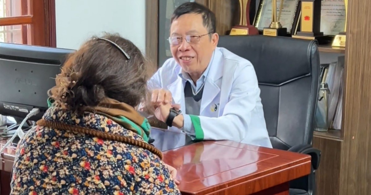 Lão Tuấn kê phác đồ và dặn dò bệnh nhân cho quá trình điều trị sắp tới 