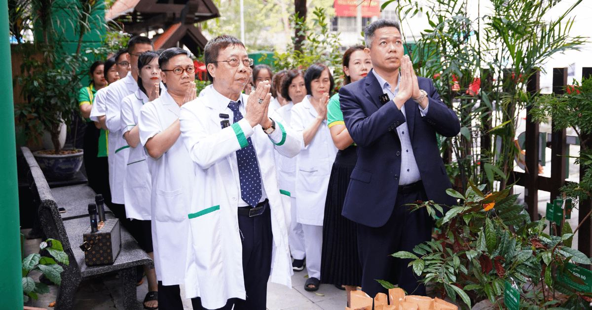 Lão Tuấn và đồng nghiệp tham gia nghi lễ dâng hương tại tượng Hải Thượng Lãn Ông