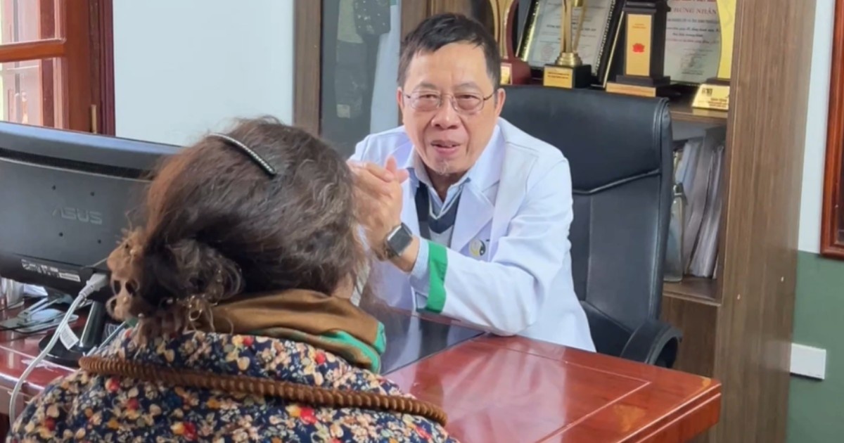 Lão Tuấn thăm khám và đánh giá tình hình hiện tại của bệnh nhân 