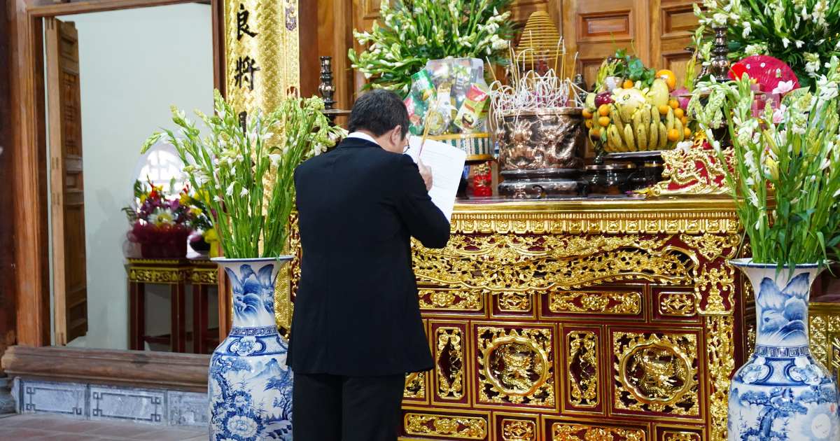 Lão Tuấn dâng hương ở khu di tích Hải Thượng Lãn Ông