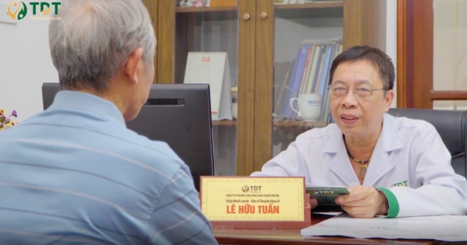 Bệnh nhân Nhâm Quang Thám cảm ơn Lão Tuấn vì đã đem lại hi vọng cho gia đình