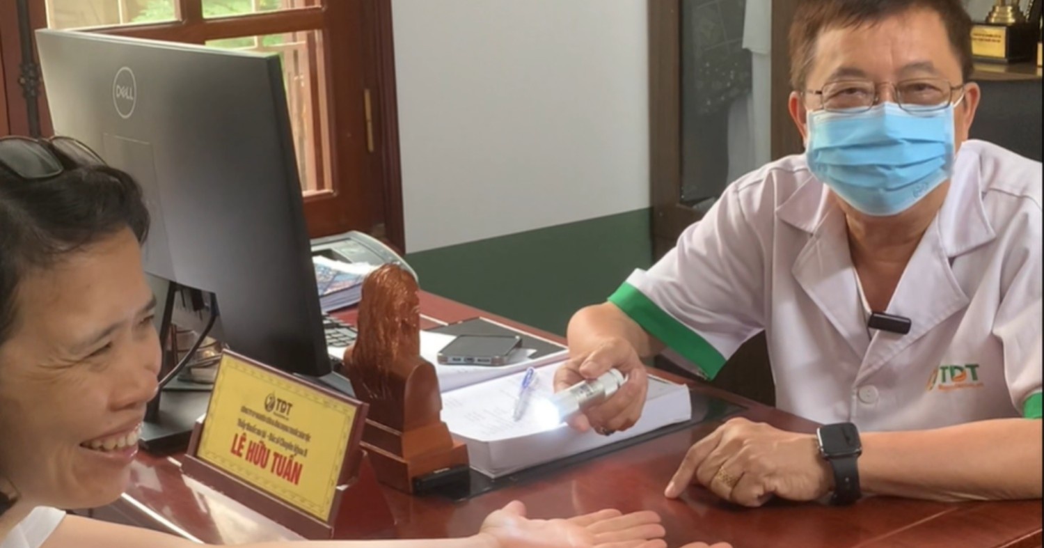 Lão Tuấn và bệnh nhân rất phấn khởi khi tình trạng cải thiện thấy rõ