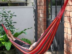 Thoát vị đĩa đệm có nên nằm võng? Coi chừng cái lưng hỏng vì thói quen!