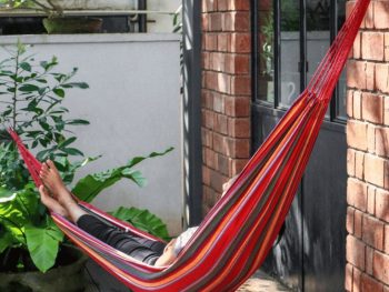 Thoát vị đĩa đệm có nên nằm võng? Coi chừng cái lưng hỏng vì thói quen!