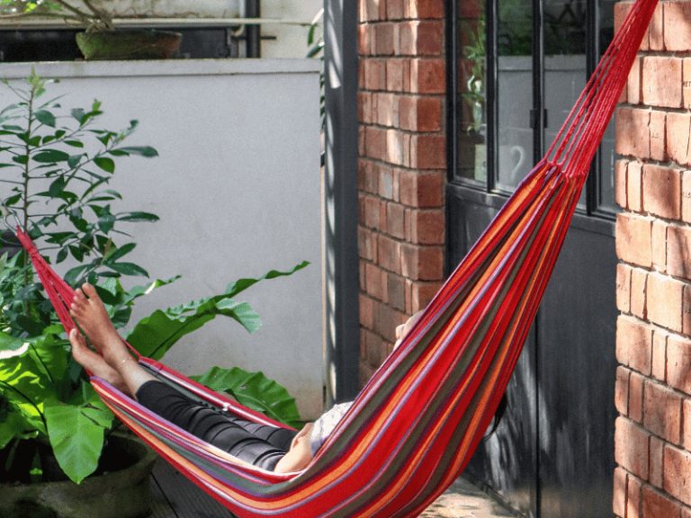 Thoát vị đĩa đệm có nên nằm võng? Coi chừng cái lưng hỏng vì thói quen!