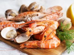 Trào ngược dạ dày ăn tôm được không? Ăn sao cho đúng để bụng yên?