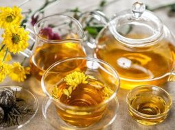 Uống trà hoa cúc có mất ngủ không? Lời nhắn gan ruột từ Lão Tuấn