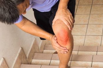 Đừng để sưng đau khớp gối hành hạ – Bí quyết dưỡng gối dẻo dai của Lão