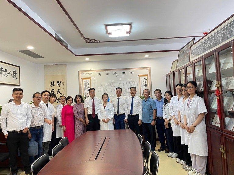 Buổi thăm và làm việc của đoàn bác sĩ Thuốc dân tộc tại Bệnh viện Trung Y Dược Hà Nam đã kết thúc thành công tốt đẹp và để lại nhiều ấn tượng, kết quả ý nghĩa