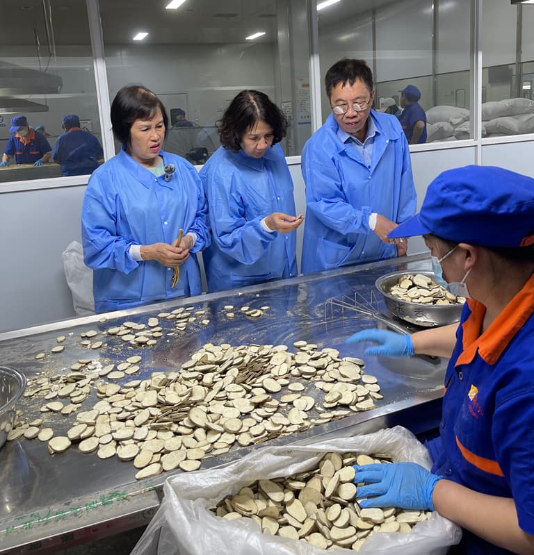 Các bác sĩ Thuốc dân tộc tự tay kiểm chứng từng vị thuốc