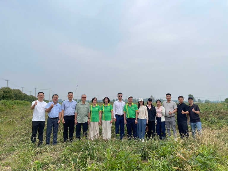 Đội ngũ bác sĩ và đoàn công tác trực tiếp đến thăm vùng trồng dược liệu bạch truật, bạch thược