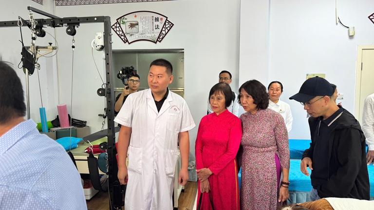Đội ngũ bác sĩ thăm khoa vật lý trị liệu tại Bệnh viện Trung Y Dược Hà Nam