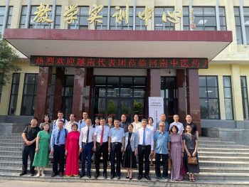 Đoàn bác sĩ Thuốc Dân Tộc làm việc tại Bệnh viện Đại học Trung y dược Hà Nam, mở rộng kết nối chuyên môn Y học cổ truyền Trung – Việt