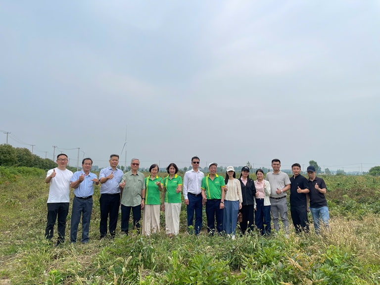 Đoàn công tác Thuốc dân tộc trong chuyến khảo sát vùng trồng bạch truật, bạch thược tại Bạc Châu, An Huy